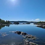 Usjenert Idyllisk Sjøbu *